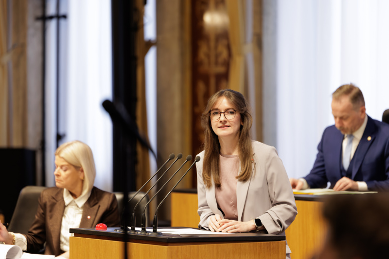 Am Rednerinnenpult: Bundesrätin Julia Deutsch (NEOS)