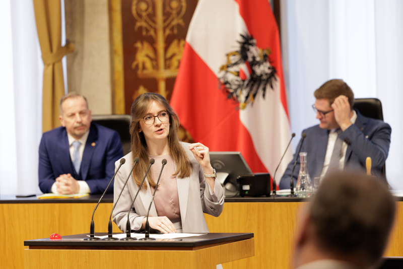 Am Rednerinnenpult: Bundesrätin Julia Deutsch (NEOS)