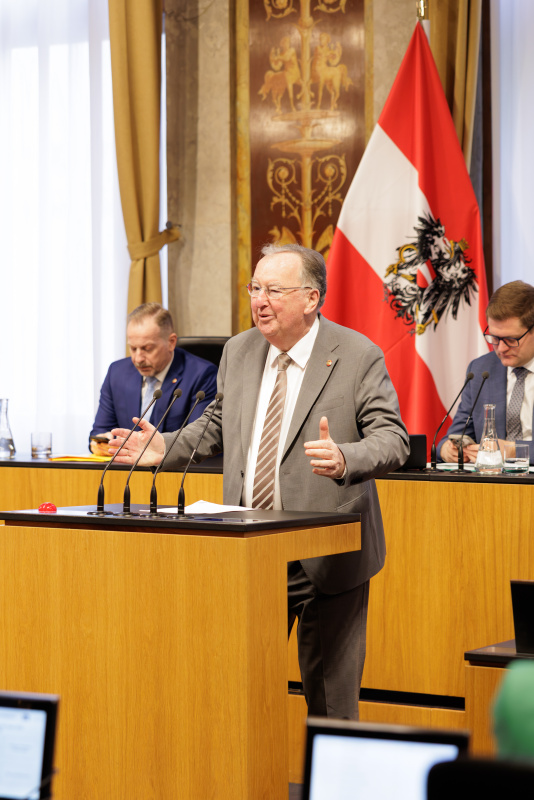 Am Rednerpult: Bundesrat Ernest Schwindsackl (ÖVP)