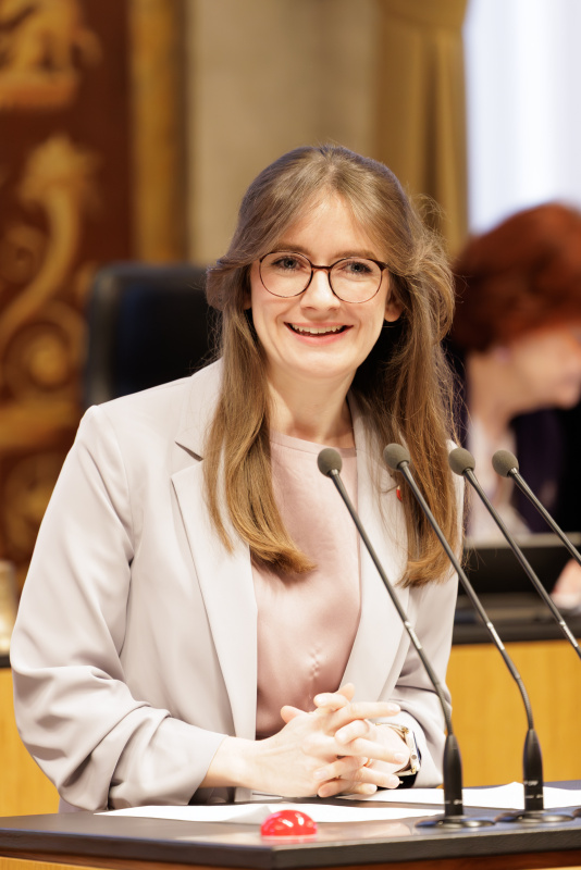 Am Rednerinnenpult: Bundesrätin Julia Deutsch (NEOS)