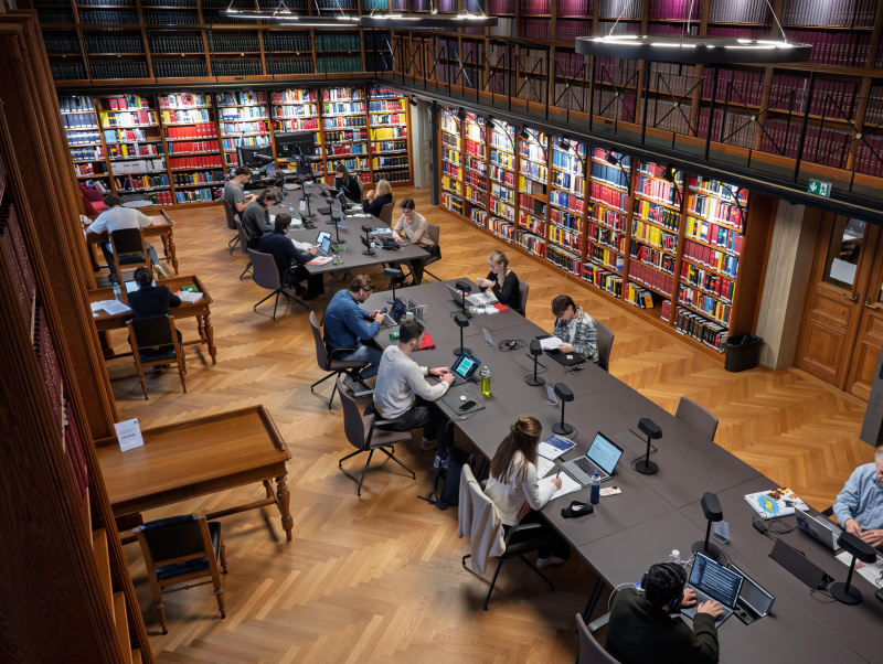 Bild des Lesesaales mit Leseinseln