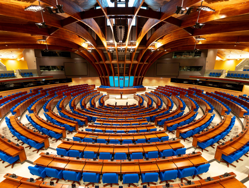 Blick in den leeren Sitzungssaal des Europarats in Straßburg
