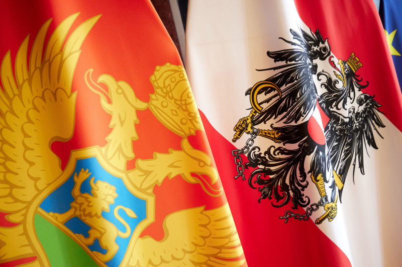 Von links: Fahne von Montenegro, Fahne von Österreich