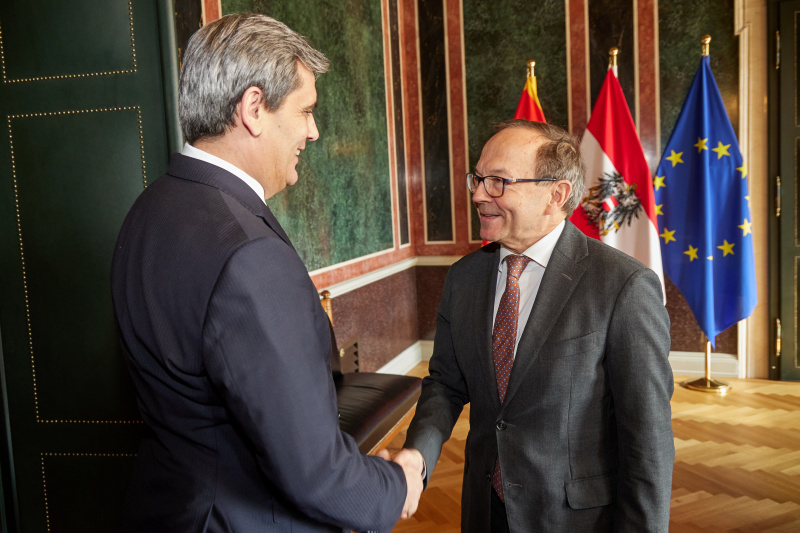 Begrüßung. Von links: Stellvertretender Ministerpräsident und Außenminister von Montenegro Ervin Ibrahimović, Zweiter Nationalratspräsident Peter Haubner (ÖVP)