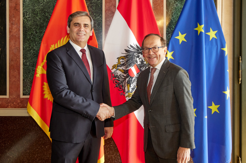 Fahnenfoto. Von links: Stellvertretender Ministerpräsident und Außenminister von Montenegro Ervin Ibrahimović, Zweiter Nationalratspräsident Peter Haubner (ÖVP)