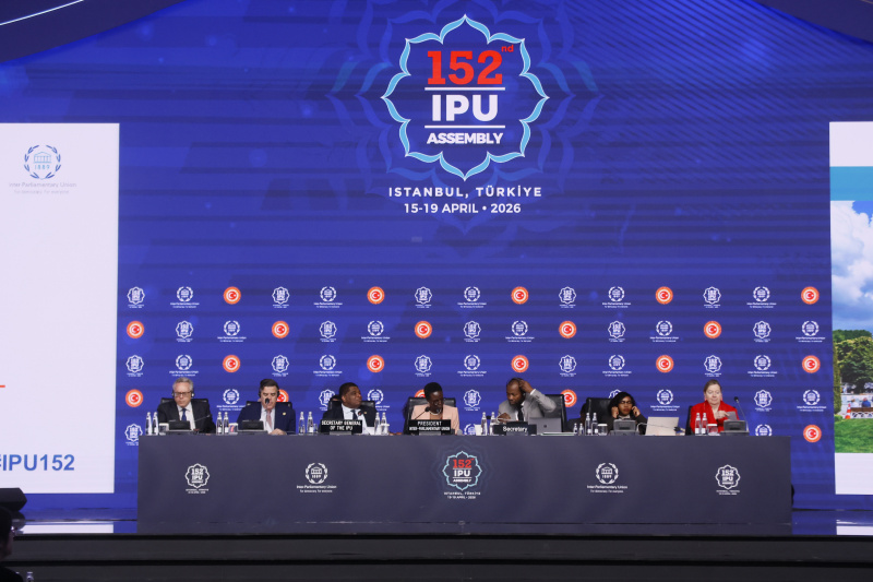 Präsidentin der IPU Tulia Ackson (Mitte). Blick Richtung Podium