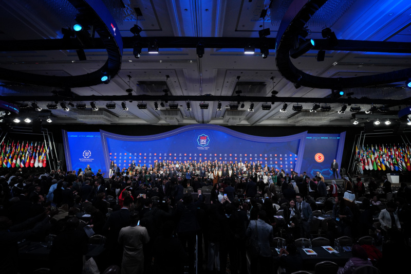 Gruppenfoto. Blick Richtung Podium