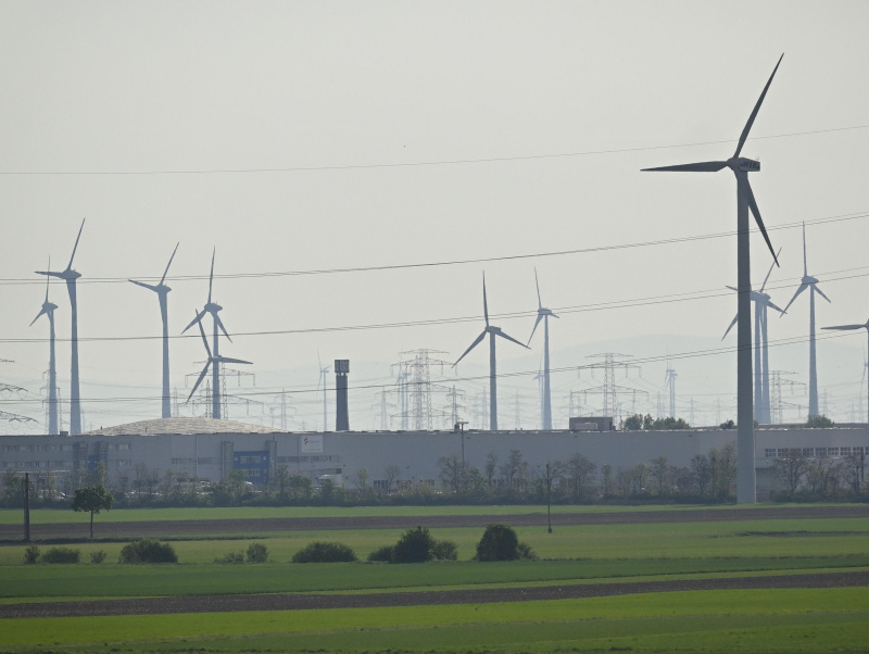 Windräder und Strommasten