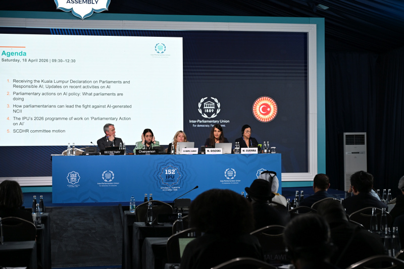 Am Wort Nationalratsabgeordnete Meri Disoski (GRÜNE) (2. von rechts)