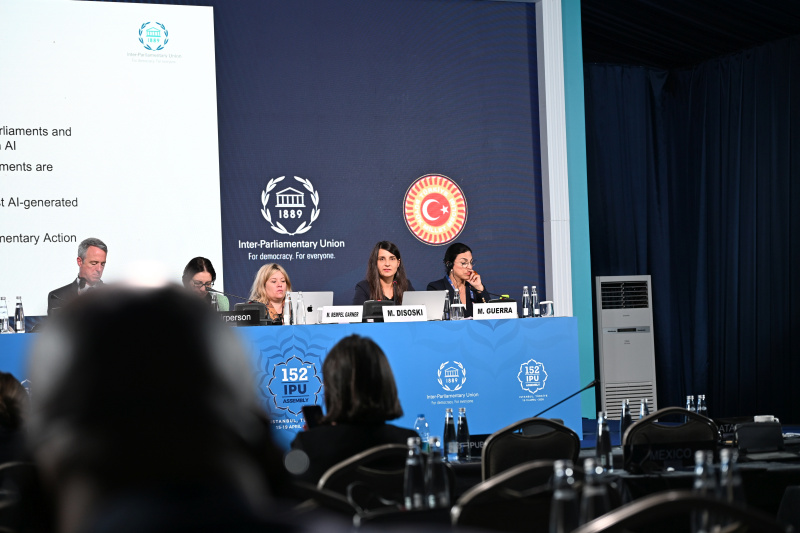 Am Wort Nationalratsabgeordnete Meri Disoski (GRÜNE) (2. von rechts)