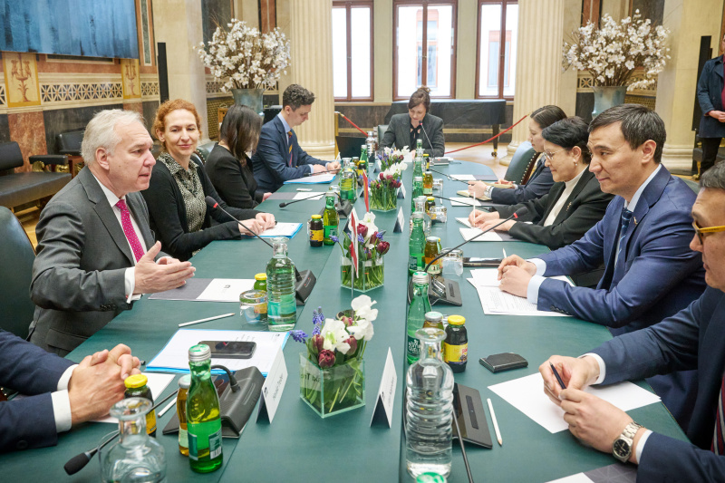 Aussprache. Linke Tischhälfte: Österreichische Delegation unter der Leitung von Nationalratspräsident Walter Rosenkranz (FPÖ) (links). Rechte Tischhälfte: Kirgisische Delegation unter der Leitung des Ersten stellvertretenden Parlamentspräsidenten der Kirgisischen Republik Mederbek Aliev (2. von rechts)