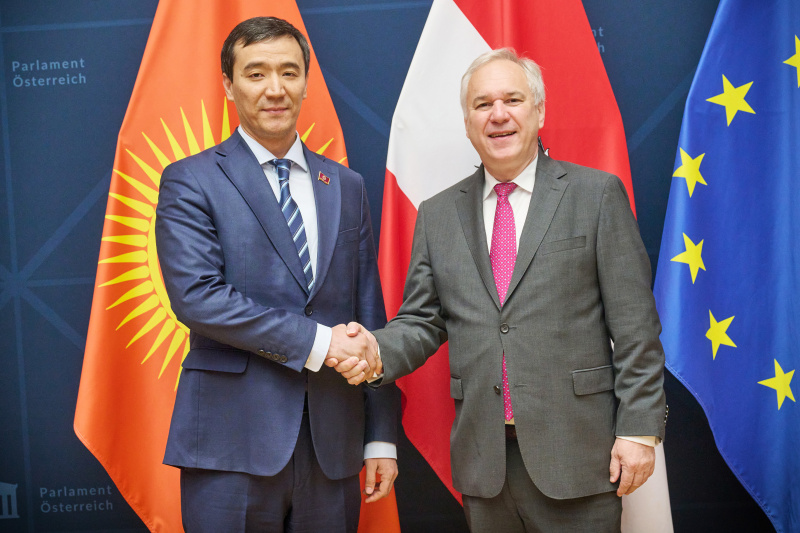 Fahnenfoto. Von links: Erster stellvertretender Parlamentspräsident der Kirgisischen Republik Mederbek Aliev, Nationalratspräsident Walter Rosenkranz (FPÖ)