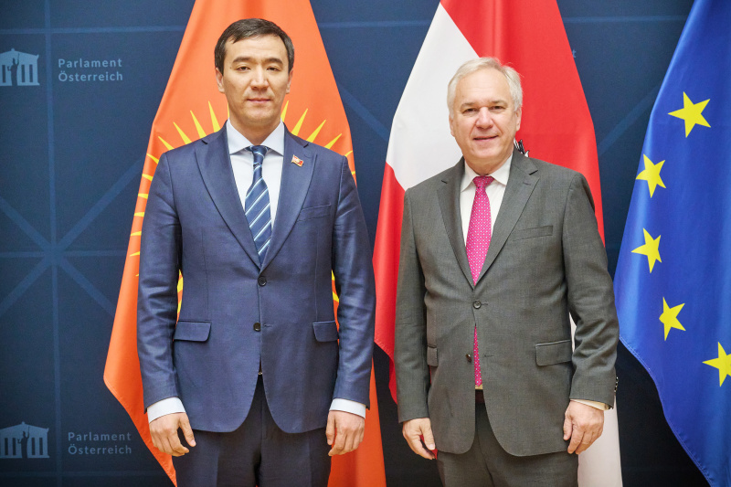Fahnenfoto. Von links: Erster stellvertretender Parlamentspräsident der Kirgisischen Republik Mederbek Aliev, Nationalratspräsident Walter Rosenkranz (FPÖ)
