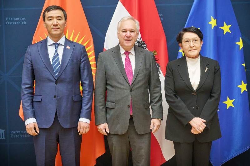 Fahnenfoto. Von links: Erster stellvertretender Parlamentspräsident der Kirgisischen Republik Mederbek Aliev, Nationalratspräsident Walter Rosenkranz (FPÖ), Botschafterin der Kirgisischen Republik in Österreich Nurzhan Shaildabekova
