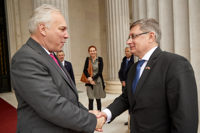 Begrüßung. Von links: Nationalratspräsident Walter Rosenkranz (FPÖ), Präsident des Parlaments der Republik Moldau Igor Grosu