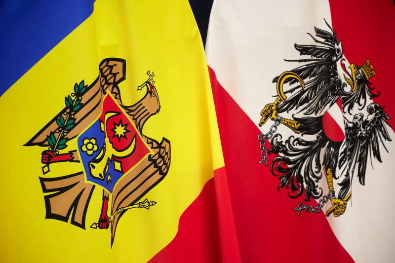 Von links: Fahne von Moldau, Fahne von Österreich