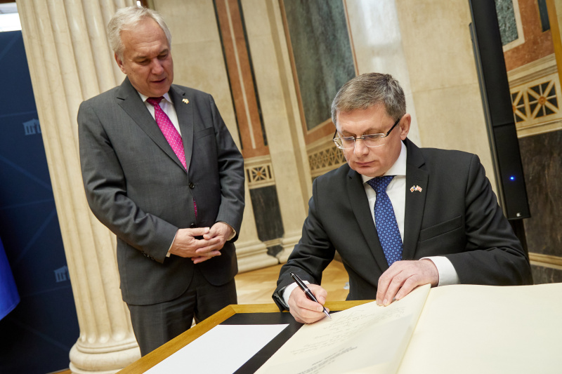 Gästebucheintrag. Von links: Nationalratspräsident Walter Rosenkranz (FPÖ), Präsident des Parlaments der Republik Moldau Igor Grosu