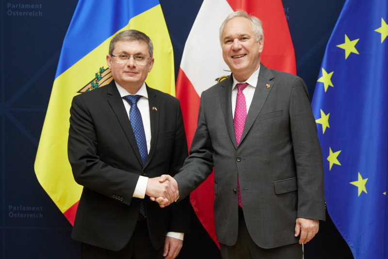 Fahnenfoto. Von links: Präsident des Parlaments der Republik Moldau Igor Grosu, Nationalratspräsident Walter Rosenkranz (FPÖ)