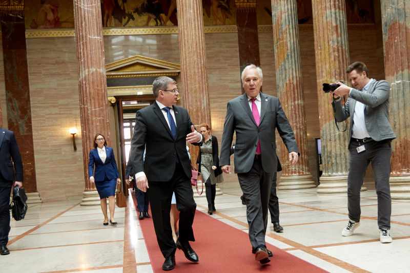 Einholung. Von links: Präsident des Parlaments der Republik Moldau Igor Grosu, Nationalratspräsident Walter Rosenkranz (FPÖ)