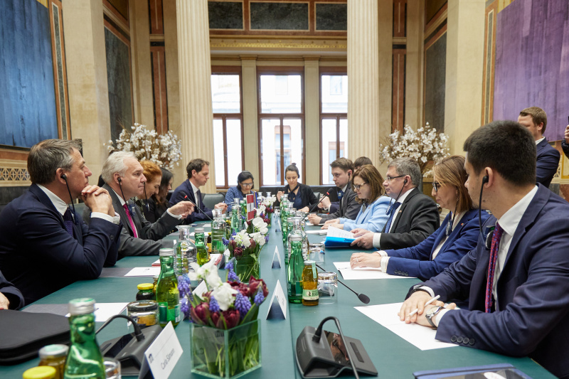 Arbeitsgespräch. Linke Tischhälfte: Österreichische Delegation unter der Leitung des Nationalratspräsidenten Walter Rosenkranz (FPÖ) (2. von links). Rechte Tischhälfte: Delegation der Republik Moldau unter der Leitung des Präsidenten des Parlaments der Republik Moldau Igor Grosu (3. von rechts)