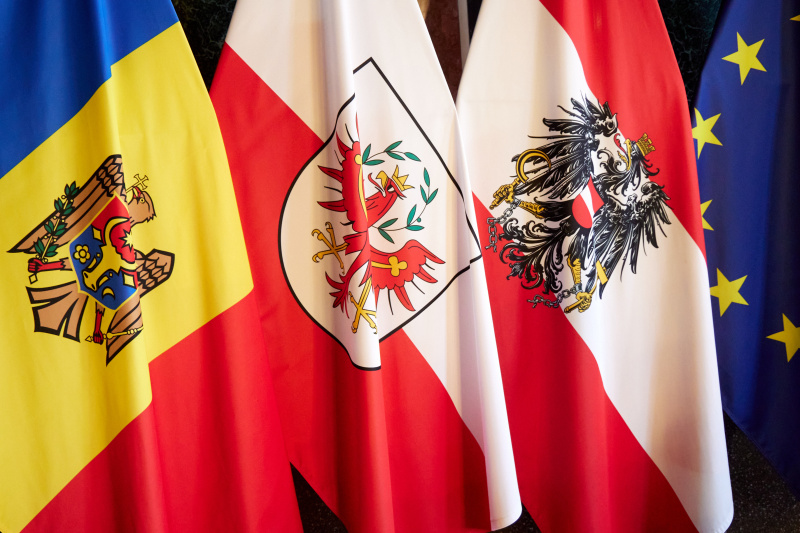 Von links: Fahne von Moldau, Fahne von Tirol, Fahne von Österreich, Fahne der EU