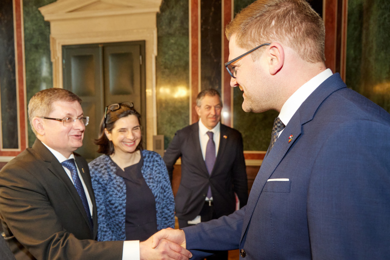 Begrüßung. Von links: Präsident des Parlaments der Republik Moldau Igor Grosu, Bundesratspräsident Markus Stotter (ÖVP)