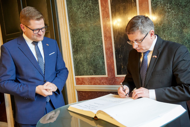 Gästebucheintrag. Von links: Bundesratspräsident Markus Stotter (ÖVP), Präsident des Parlaments der Republik Moldau Igor Grosu