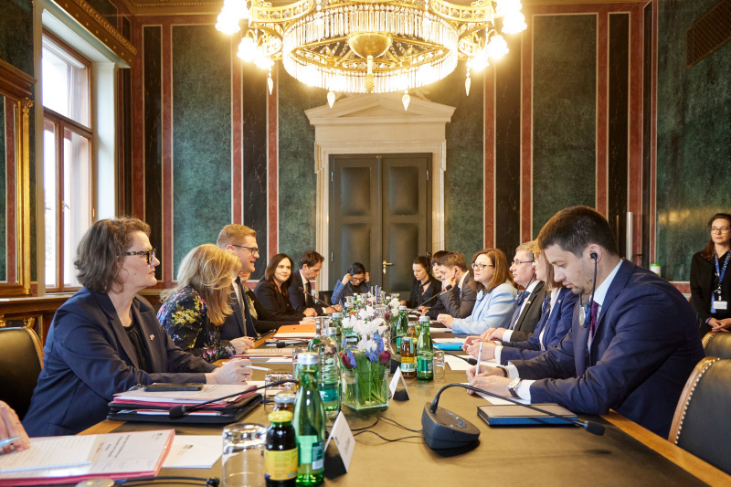 Arbeitsgespräch. Linke Tischhälfte: Österreichische Delegation unter der Leitung des Bundesratspräsidenten Markus Stotter (ÖVP) (3. von links). Rechte Tischhälfte: Delegation der Republik Moldau unter der Leitung des Präsidenten des Parlaments der Republik Moldau Igor Grosu (3. von rechts)