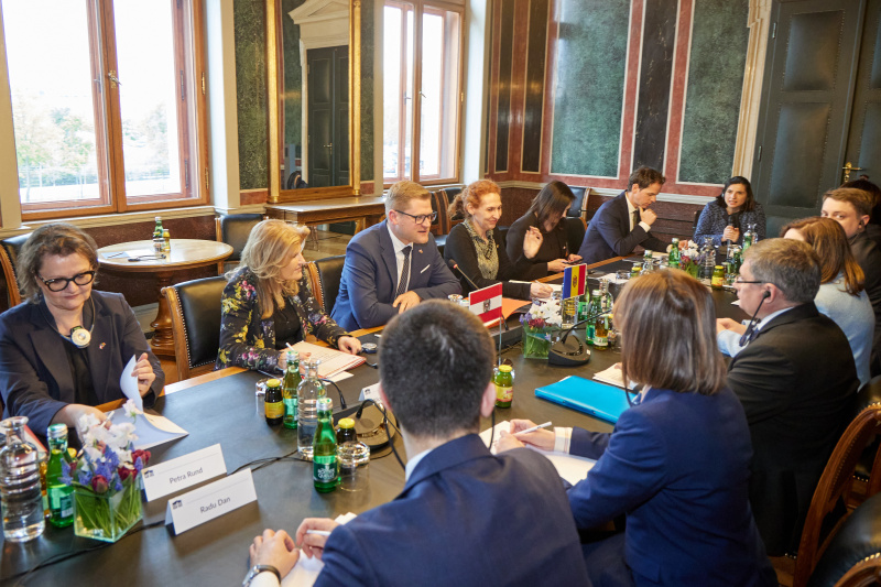 Arbeitsgespräch. Linke Tischhälfte: Österreichische Delegation unter der Leitung des Bundesratspräsidenten Markus Stotter (ÖVP) (3. von links). Rechte Tischhälfte: Delegation der Republik Moldau unter der Leitung des Präsidenten des Parlaments der Republik Moldau Igor Grosu (3. von rechts)