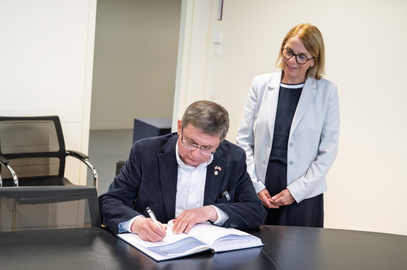 Beusch des IMC Krems. Gästebucheintrag des Präsidenten des Parlaments der Republik Moldau Igor Grosu 