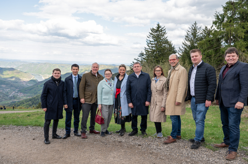 Gruppenfoto mit Blick auf die Donau im Naturpark Jauerling-Wachau