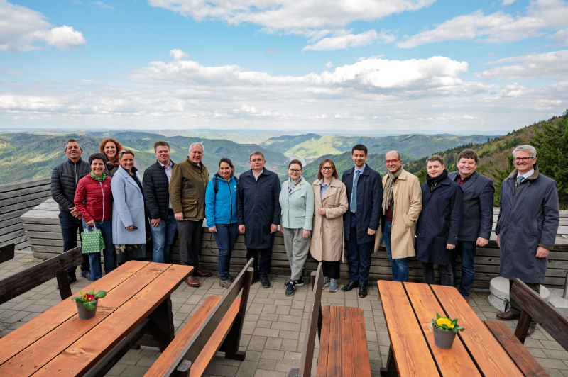 Gruppenfoto mit allen Teilnehmerinnen und Teilnehmern des Besuchsprogramm Wachau