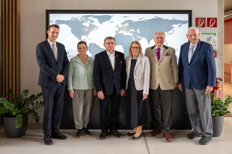 Besuch des IMC Krems. Gruppenfoto mit der Leitung des IMC Krems, Nationalratspräsident Walter Rosenkranz (FPÖ) (2. von rechts) und dem Präsidenten des Parlaments der Republik Moldau Igor Grosu (2. von links)