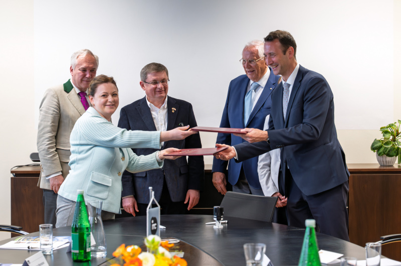 Besuch des IMC Krems - University of Applied Sciences. Austausch des Letters of Intent