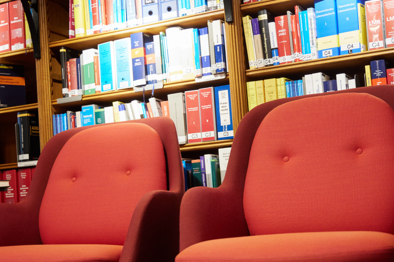 Stühle und Bücherregal in der Parlamentsbibliothek