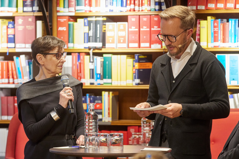 Impulsgespräch. Von links: Vorsitzende des Kroatischen Zentrums / Hrvatski centar Gabriela Novak-Karall, Thomas Kassl - Dialogplattform Staat & Gesellschaft (Parlamentsdirektion)