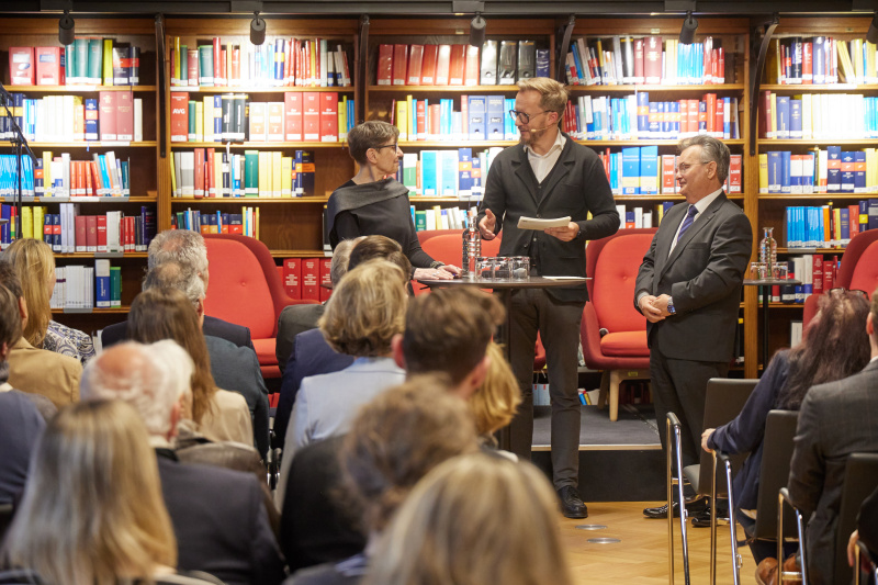 Impulsgespräch. Von links: Vorsitzende des Kroatischen Zentrums / Hrvatski centar Gabriela Novak-Karall, Thomas Kassl - Dialogplattform Staat & Gesellschaft (Parlamentsdirektion), Vorsitzender Volksgruppenbeirat Romnja und Roma Emmerich Gärtner-Horvath