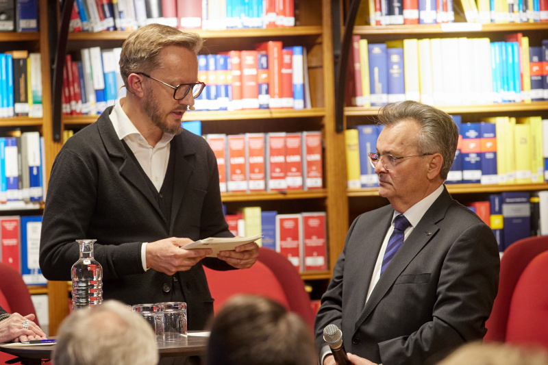 Impulsgespräch. Von links: Thomas Kassl - Dialogplattform Staat & Gesellschaft (Parlamentsdirektion), Vorsitzender Volksgruppenbeirat Romnja und Roma Emmerich Gärtner-Horvath