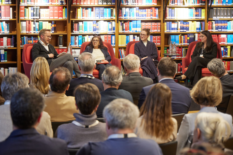 Podiumsdiskussion. Von links: Thomas Kassl - Dialogplattform Staat & Gesellschaft (Parlamentsdirektion), Bildungsarbeiterin Gabriela Stojka, Chefredakteurin Hrvatske novine Tereza Grandits, Moderatorin und Redakteurin Katharina Graf-Janoska