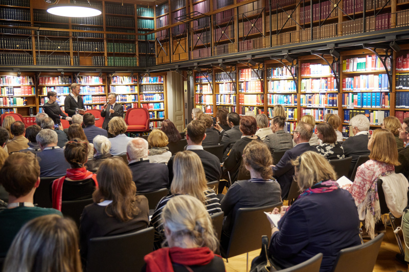 Impulsgespräch. Von links: Vorsitzende des Kroatischen Zentrums / Hrvatski centar Gabriela Novak-Karall, Thomas Kassl - Dialogplattform Staat & Gesellschaft (Parlamentsdirektion), Vorsitzender Volksgruppenbeirat Romnja und Roma Emmerich Gärtner-Horvath