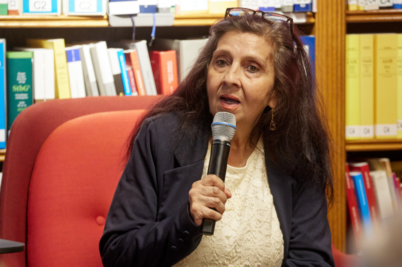 Podiumsdiskussion. Bildungsarbeiterin Gabriela Stojka