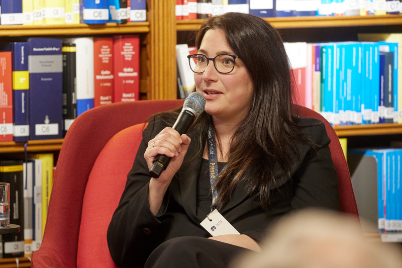 Podiumsdiskussion. Moderatorin und Redakteurin Katharina Graf-Janoska