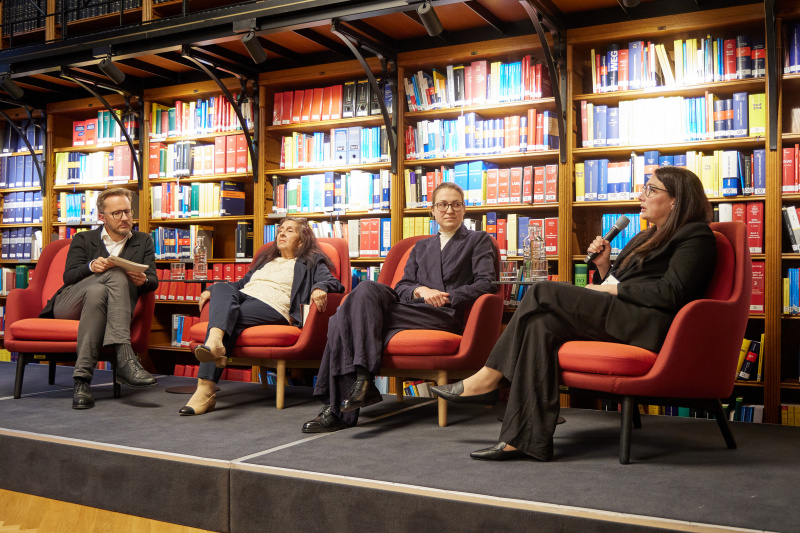 Podiumsdiskussion. Von links: Thomas Kassl - Dialogplattform Staat & Gesellschaft (Parlamentsdirektion), Bildungsarbeiterin Gabriela Stojka, Chefredakteurin Hrvatske novine Tereza Grandits, Moderatorin und Redakteurin Katharina Graf-Janoska
