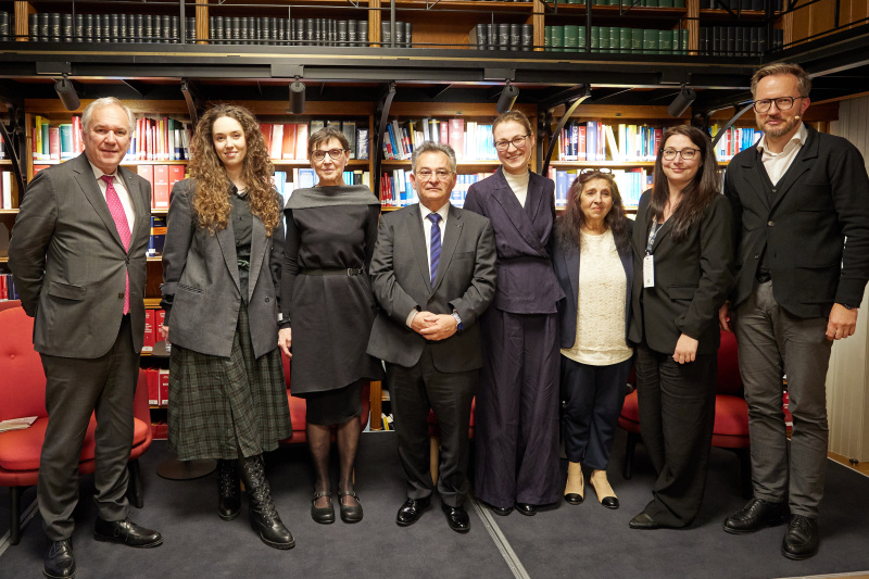 Von links: Nationalratspräsident Walter Rosenkranz (FPÖ), Mira Perusich, Vorsitzende des Kroatischen Zentrums / Hrvatski centar Gabriela Novak-Karall, Vorsitzender Volksgruppenbeirat Romnja und Roma Emmerich Gärtner-Horvath, Chefredakteurin Hrvatske novine Tereza Grandits, Bildungsarbeiterin Gabriela Stojka, Moderatorin und Redakteurin Katharina Graf-Janoska, Thomas Kassl - Dialogplattform Staat & Gesellschaft (Parlamentsdirektion)