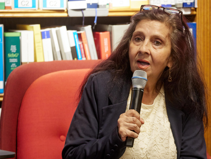 Podiumsdiskussion. Bildungsarbeiterin Gabriela Stojka