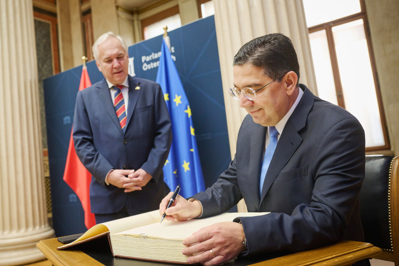 Gästebucheintrag. Von links: Nationalratspräsident Walter Rosenkranz (FPÖ), Außenminister des Königreichs Marokko Nasser Bourita
