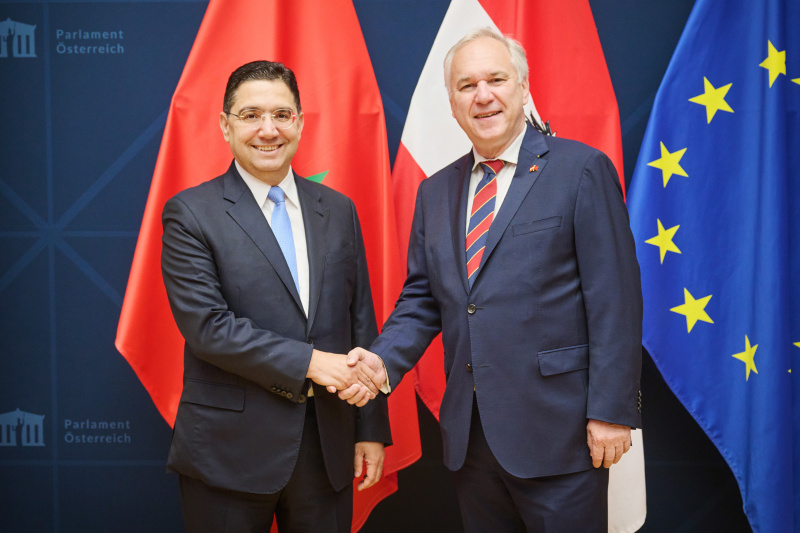 Fahnenfoto. Von links: Außenminister des Königreichs Marokko Nasser Bourita, Nationalratspräsident Walter Rosenkranz (FPÖ)