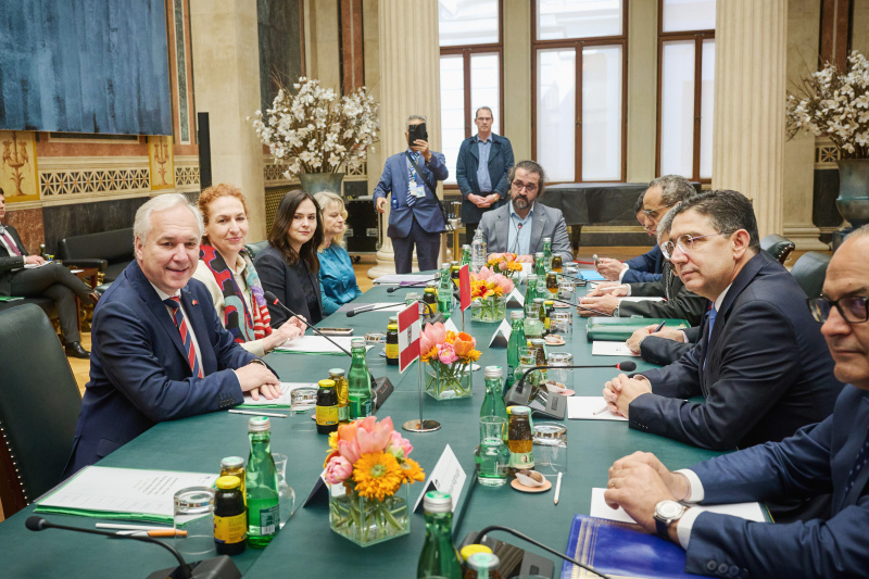 Aussprache. Linke Tischhälfte: Österreichische Delegation unter der Leitung von Nationalratspräsident Walter Rosenkranz (FPÖ) (links). Rechte Tischhälfte: Marokkanische Delegation unter der Leitung des Außenministers des Königreichs Marokko Nasser Bourita (2. von rechts)