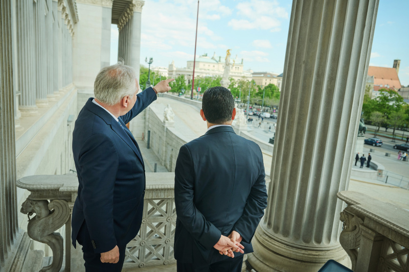 Führung durch das Parlament. Von links: Nationalratspräsident Walter Rosenkranz (FPÖ), Außenminister des Königreichs Marokko Nasser Bourita