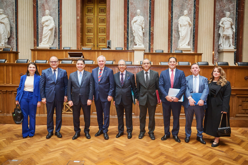 Gruppenfoto der Marokkanischen Delegation mit Außenminister des Königreichs Marokko Nasser Bourita (3. von links ) und Nationalratspräsident Walter Rosenkranz (FPÖ) (4. von links)